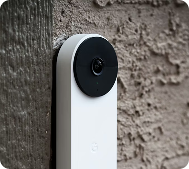 Inteligentny wideodomofon zamontowany na elewacji budynku, umożliwiający zdalny podgląd i zarządzanie dostępem do domu.